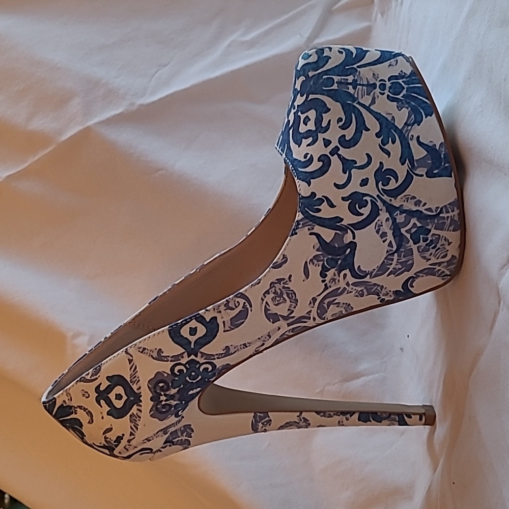 Size 9 blue and white paisley print platform high heels